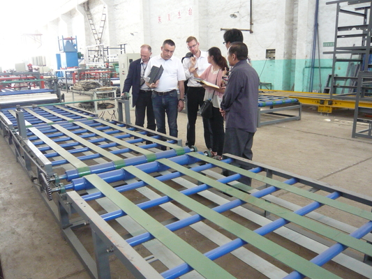 Máquina de moldeado de láminas de techo de espesor ajustable, máquina de fabricación de baldosas de extrusión de rodillos