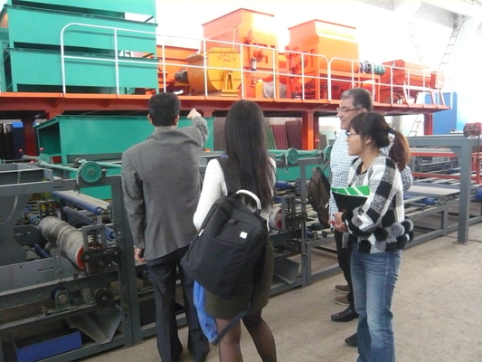 Máquina para la fabricación de tejas de techo de capas de conservación de calor para la fabricación de materiales de construcción
