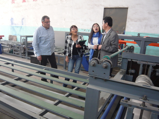 Máquina para la fabricación de tejas de techo de capas de conservación de calor para la fabricación de materiales de construcción