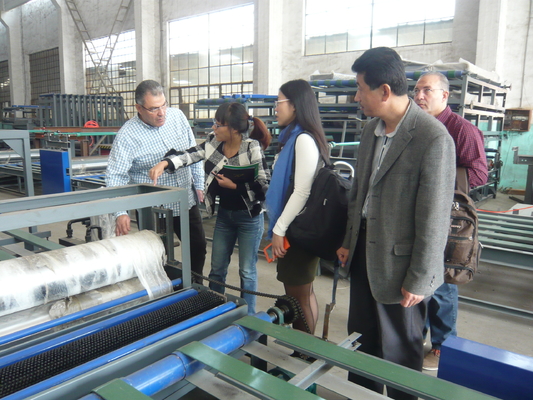 Máquina para la fabricación de tejas de techo de capas de conservación de calor para la fabricación de materiales de construcción